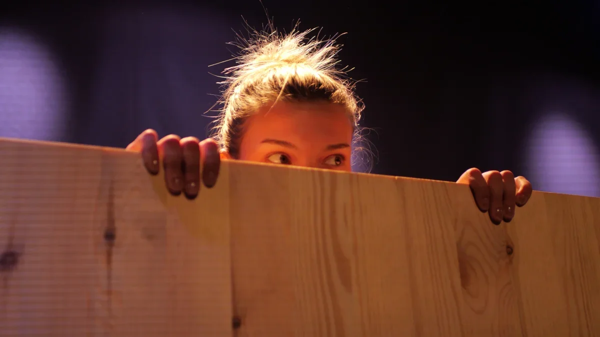 Scène de théâtre avec des jeunes participants en atelier